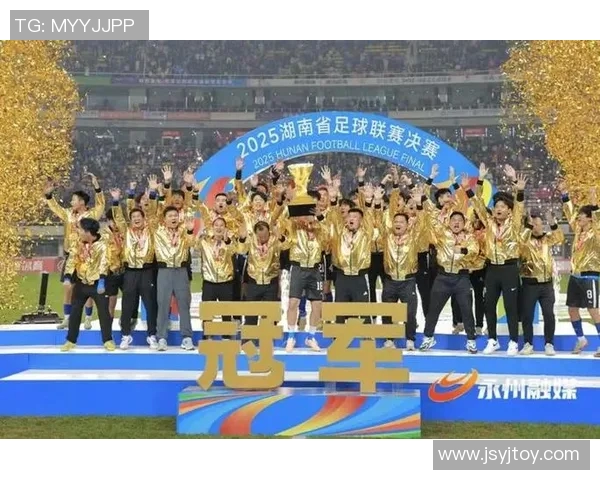 足球明星拼搏争取主力位置的励志故事与团队合作的感人瞬间