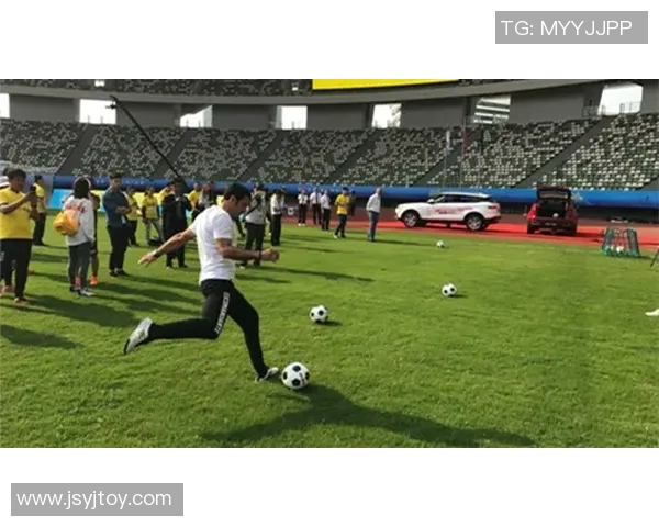 足球明星挑战气球游戏精彩瞬间合集让你乐享不停